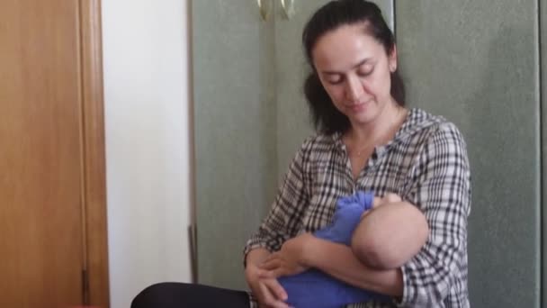 Madre con bebé en fitball — Vídeos de Stock