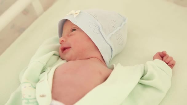Новорожденный ребенок спит — стоковое видео
