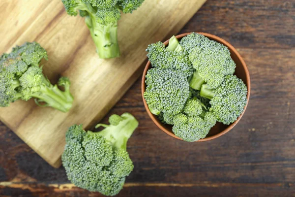 Brokoli cincang pada papan potong — Stok Foto