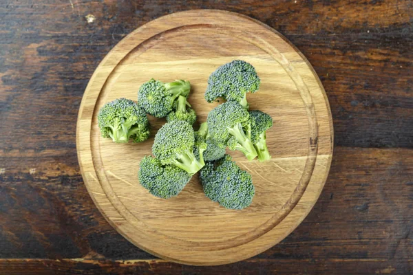 Broccoli crudi in tavola — Foto Stock