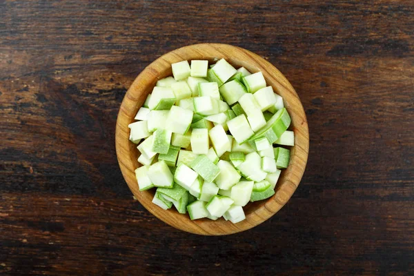 Courgettes tranchées dans une assiette — Photo