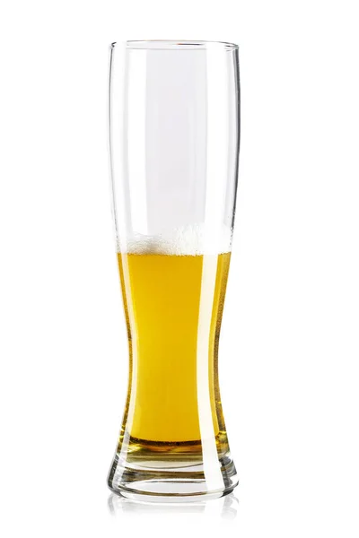 Pół szklanki piwa na białym tle — Zdjęcie stockowe