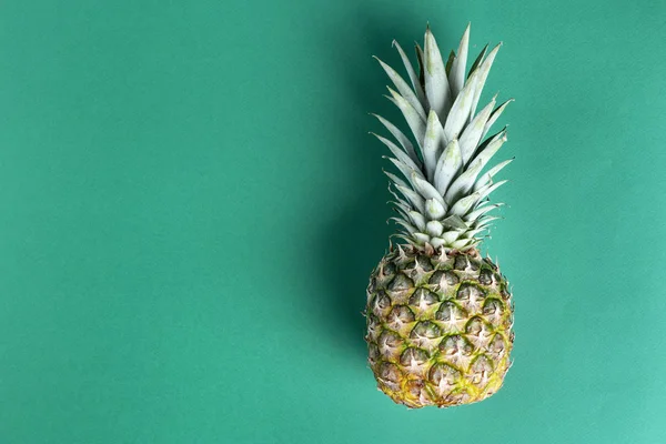 Reife Ananas auf hellem Hintergrund — Stockfoto