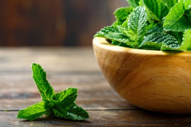 ahşap zemin üzerinde taze nane