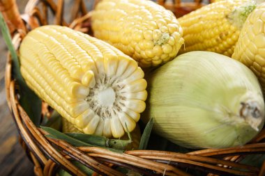 Genç mısır kafalar sepette