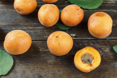 Ahşap arka planda olgun kayısılar