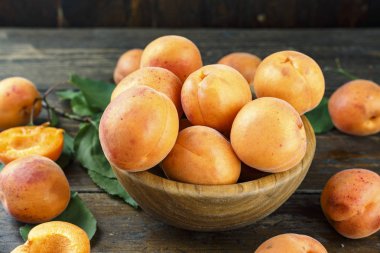 bir tabak içinde olgun kayısı