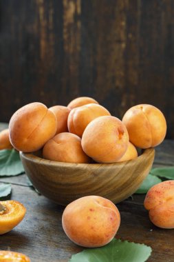 kahverengi ahşap plaka olgun kayısı 