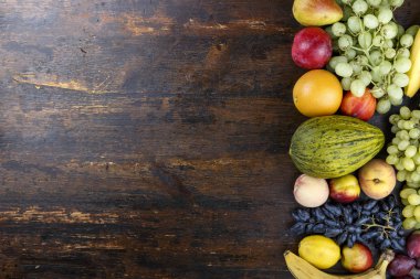 Ahşap arka plan üzerinde parlak meyve