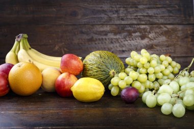 Ahşap arka plan üzerinde farklı meyve