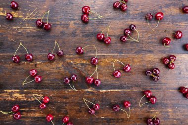 tatlı kiraz ahşap zemin üzerinde