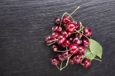 kırmızı tatlı kiraz bir demet