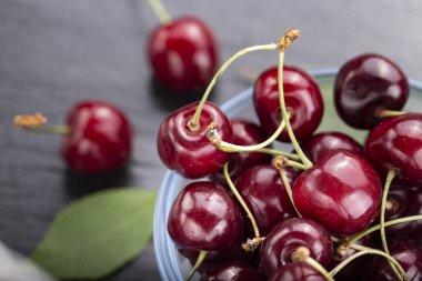 Masanın üzerinde olgun tatlı kirazlar