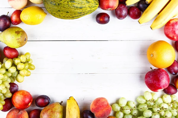 Frutas diferentes no fundo de madeira — Fotografia de Stock