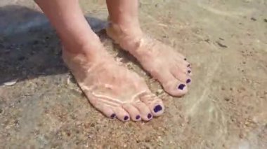 deniz suyunda pedikür ile kadın ayakları