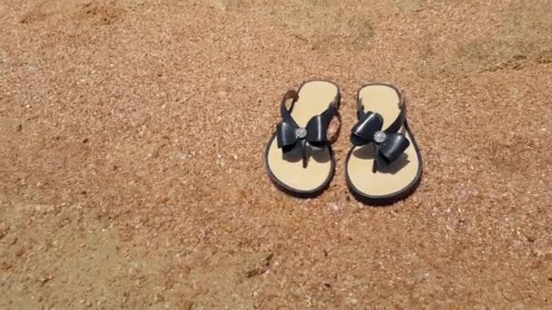 Slippers op het zand — Stockvideo