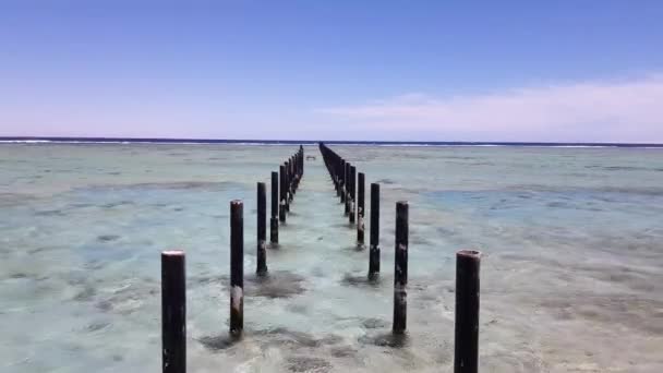 Pilas para un puente hacia el mar — Vídeo de stock