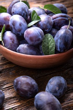 Ahşap arka planda erikler