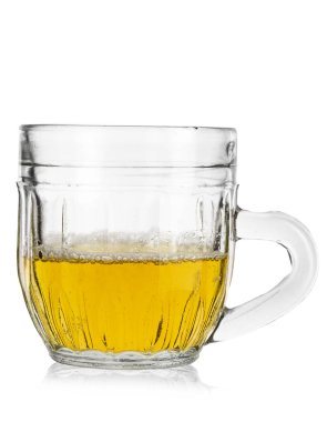 beyaz bir arka plan üzerinde yarım tam cam bira tankard