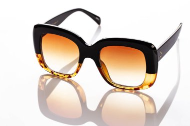 beyaz arka planda kare güneş gözlüğü