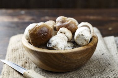 ahşap bir tabakta boletus