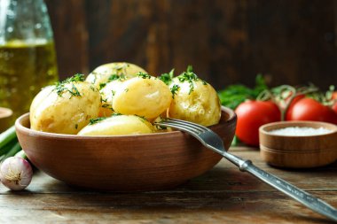 Genç patates dereotu ile