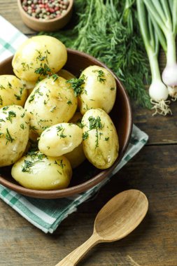 Genç patates öğle yemeği