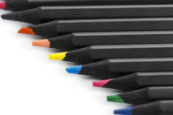 De nombreux crayons de couleur dans une rangée — Photo