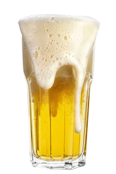 Vaso de cerveza ligera sobre fondo blanco — Foto de Stock