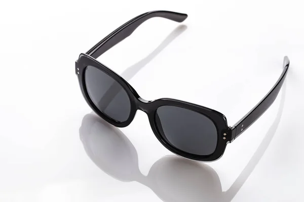 Чорні сонцезахисні окуляри на білому фоні — стокове фото