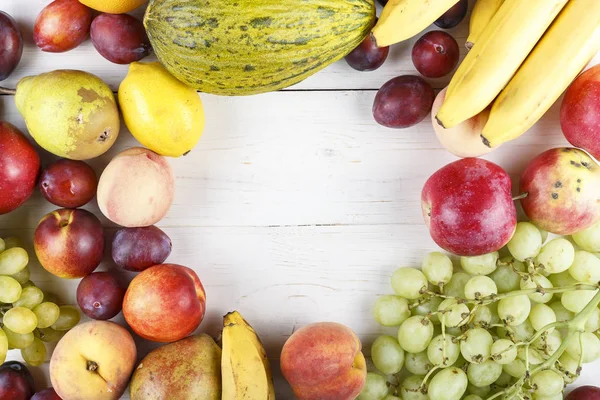 Muitas frutas no fundo de madeira — Fotografia de Stock