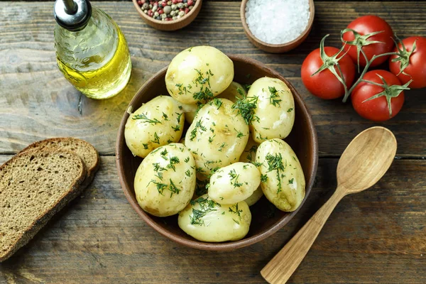 Bir tabak içinde genç haşlanmış patates