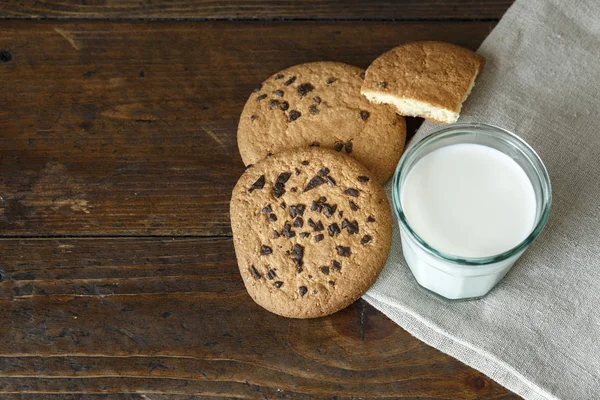 Biscotti al cioccolato e un bicchiere di latte . — Foto Stock