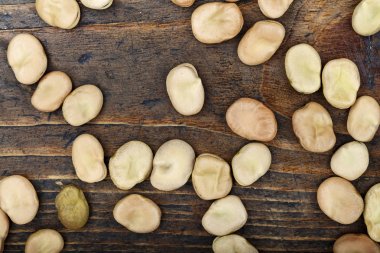 kuru fasulye ahşap bir arka plan üzerinde dağınık