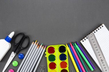 siyah arka plan üzerinde okul kırtasiye