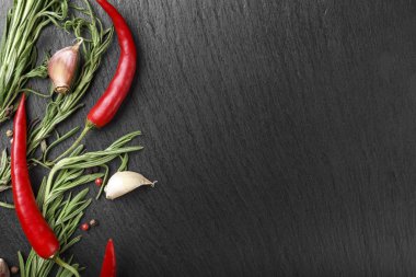 siyah arka plan üzerinde acı kırmızı biber