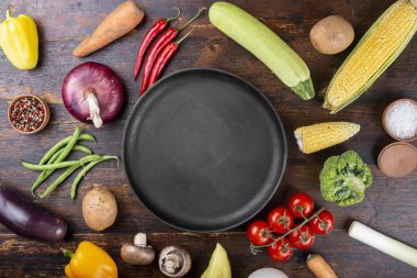 Ahşap arka planda farklı sebzeler