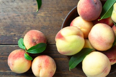 Bir kase de olgun şeftali bir grup 