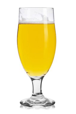 Beyaz arkaplanda izole edilmiş cam bira 