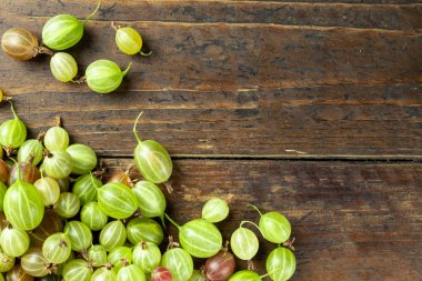 ahşap zemin üzerine bektaşi üzümü