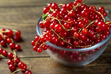 bir tabak içinde kırmızı kuş üzümü