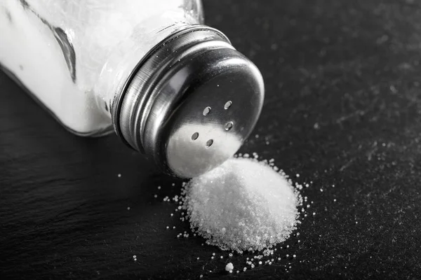 Salt som sprids från saltskakan — Stockfoto