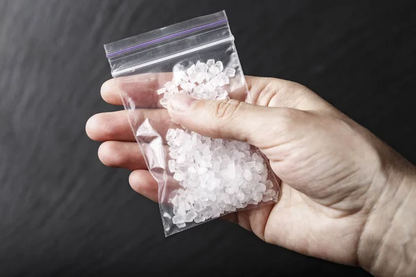 Fehér kristályok gyógyszerek műanyag zacskóban — Stock Fotó