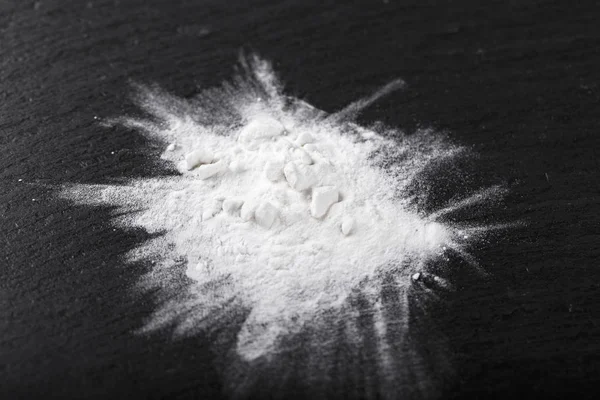 Λευκή σκόνη ντόπα στο τραπέζι — Φωτογραφία Αρχείου