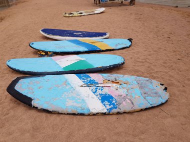 kum üzerinde sörf tahtası