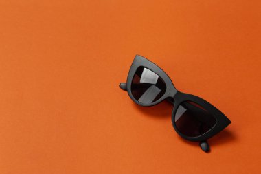 metin için şık güneş gözlüğü yer