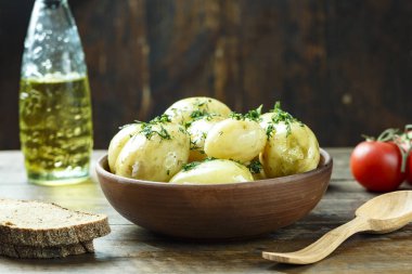 bir tabakta dereotu ile genç patates haşlanmış