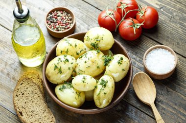 bir tabakta dereotu ile genç patates haşlanmış