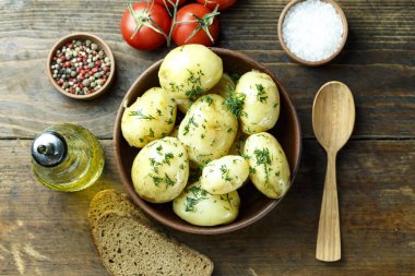 bir tabakta dereotu ile genç patates haşlanmış