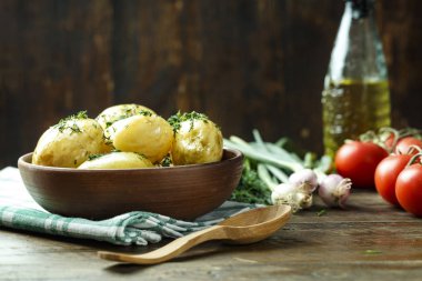 bir tabakta dereotu ile genç patates haşlanmış